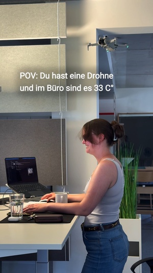 33 Grad im Büro erfordern kreative Maßnahmen! 🚁
(Liebe Berufsgenossenschaft, falls ihr das seht: Das war natürlich nur... 33 Grad im Büro erfordern kreative Maßnahmen! 🚁
(Liebe Berufsgenossenschaft, falls ihr das seht: Das war natürlich nur...